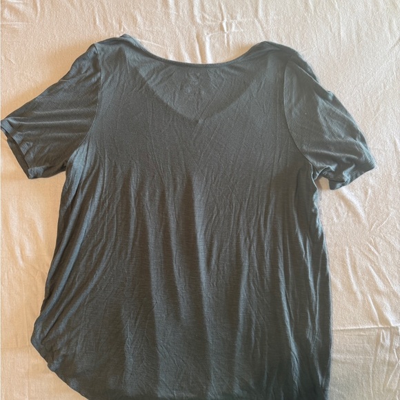 Maurices Women's Size 1X  V-Neck Gray Top - Picture 3 of 4